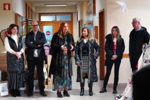 Foto da entrega dos bens recolhidos às instuições