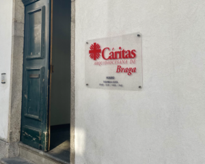 Entrada da Caritas Braga com placa com logo da Cáritas Braga